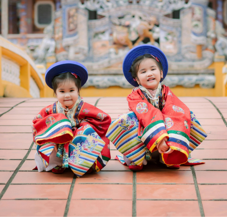 vietnamese-children-ao-dai-temple